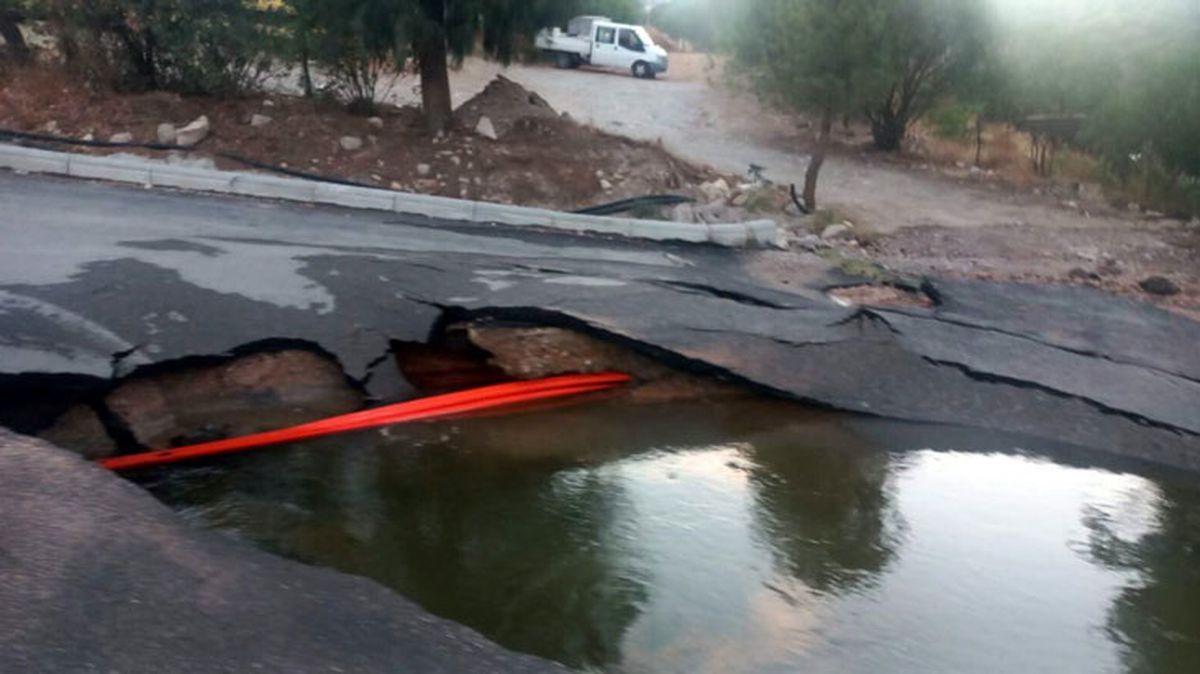 Bodrum'da ana su isale hattı patladı! Yol çöktü, cadde göle döndü