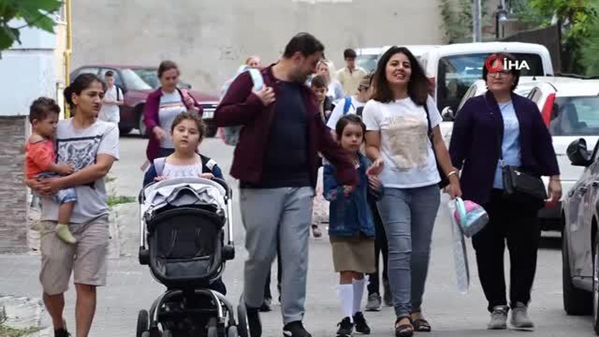 Ders zili çaldı, öğrenciler okula koştu