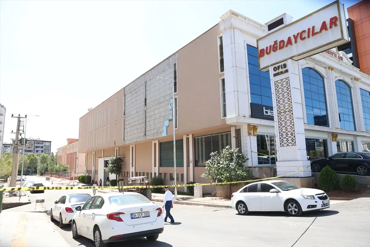 Diyarbakır'da Mağaza Cephesinden Kopan Parçalar 3 Otomobile Hasar Verdi