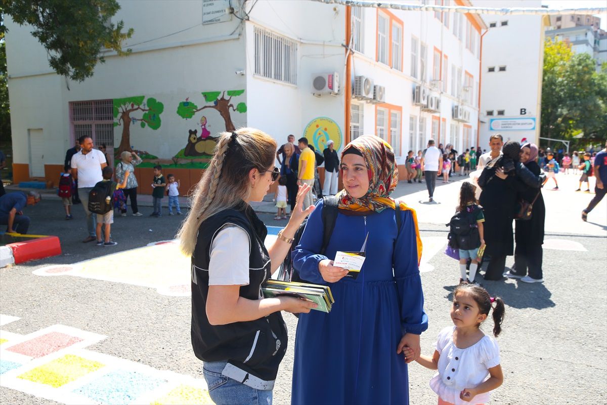 Diyarbakır'da 'narkonokta' uygulamasıyla öğrenciler ve veliler bilgilendiriliyor