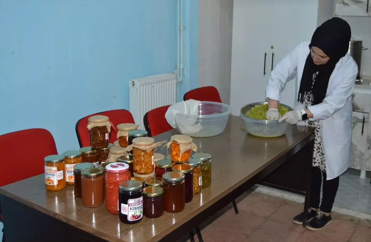 Erzurum'da Aile Destek Merkezi Kurslarına Katılan Kadınlar Hem Eğitim Alıyor Hem Para Kazanıyor