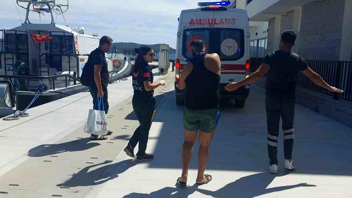 Ayvalık'ta gezi teknesinde yaralanan kişi Sahil Güvenlik tarafından tıbbi tahliye edildi
