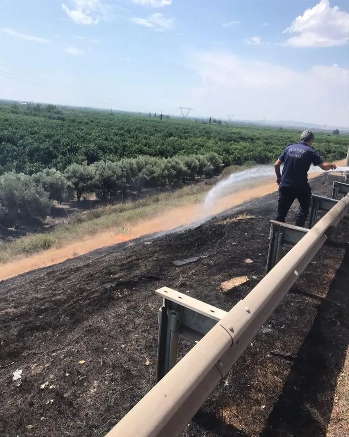 Hatay'da çalılık alanda çıkan yangın söndürüldü