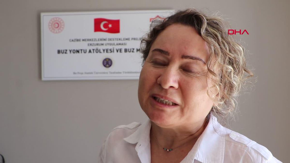 Heykeltıraş Yıldız Özer, iklim krizine dikkat çekmek için buz bloklarında bitki sergisi açtı