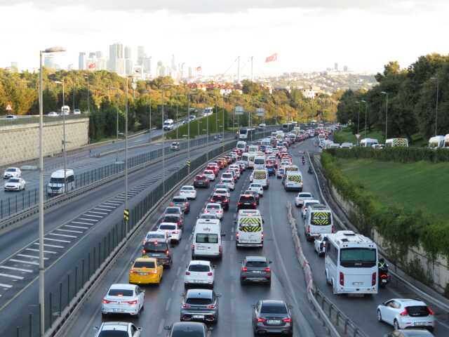 İstanbul'da okullar açıldı, trafik yoğunluğu başladı İstanbul'da okullar açıldı, trafik yoğunluğu başladı