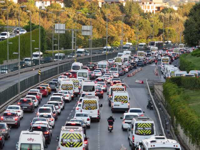 İstanbul'da okullar açıldı, trafik yoğunluğu başladı İstanbul'da okullar açıldı, trafik yoğunluğu başladı
