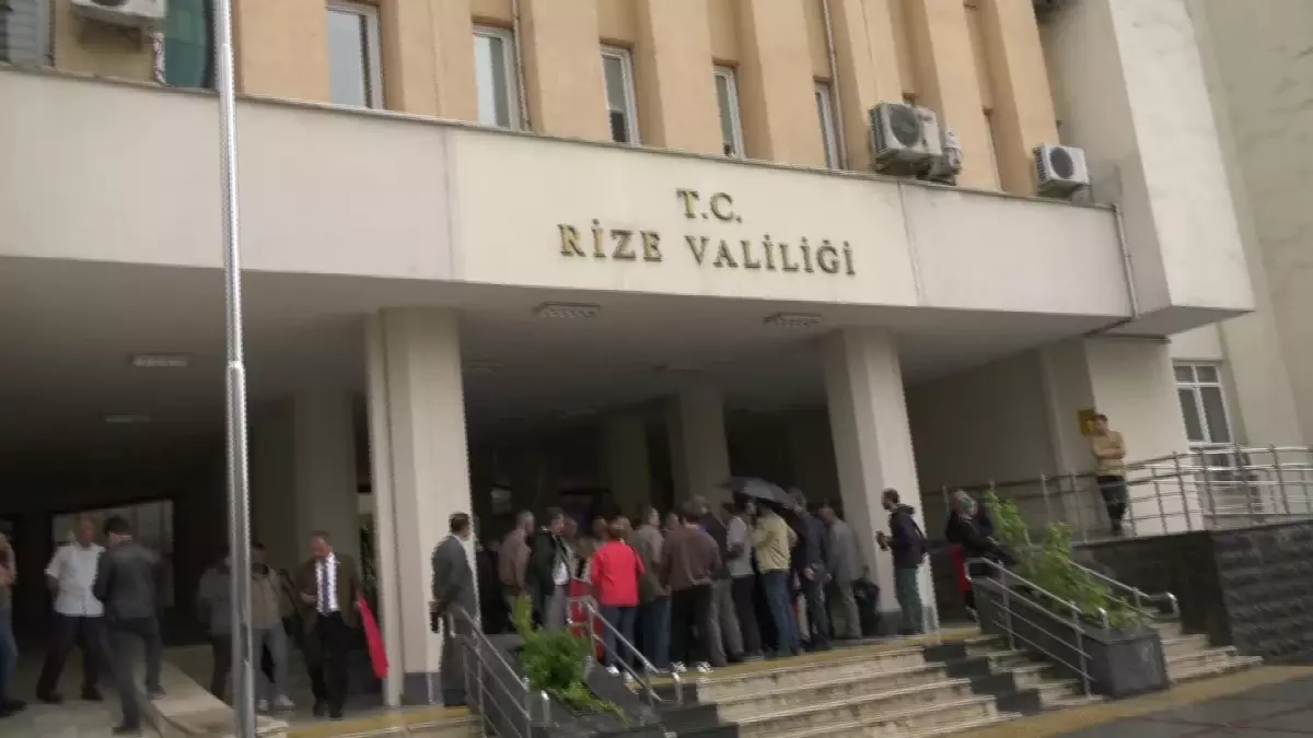 İyi Parti Rize İl Teşkilatı, Valilik Önünde Açıklama Yaptı: 'Sözde Eğitim ya da Barınma Merkezlerine, Bırakın Müsamaha Gösterilmesini, Derhal...