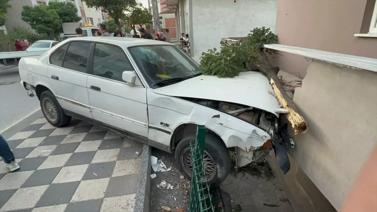 Darıca'da otomobil yokuşta kontrolden çıkarak balkon duvarına çarptı: 2 yaralı