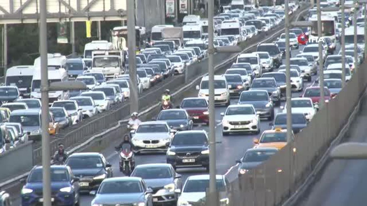Okulların açılmasıyla oluşan trafik yoğunluğu böyle görüntülendi