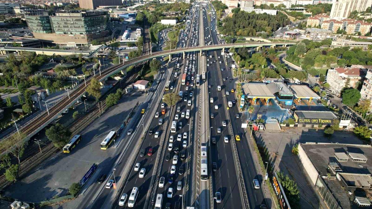İstanbul'da Okulların Açılmasıyla Trafik Yoğunluğu Arttı