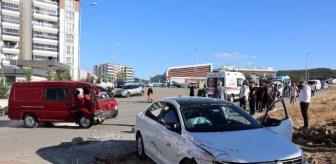 Keşan'da Kontrolden Çıkan Otomobil Minibüse ve Yayalara Çarptı: 3 Yaralı