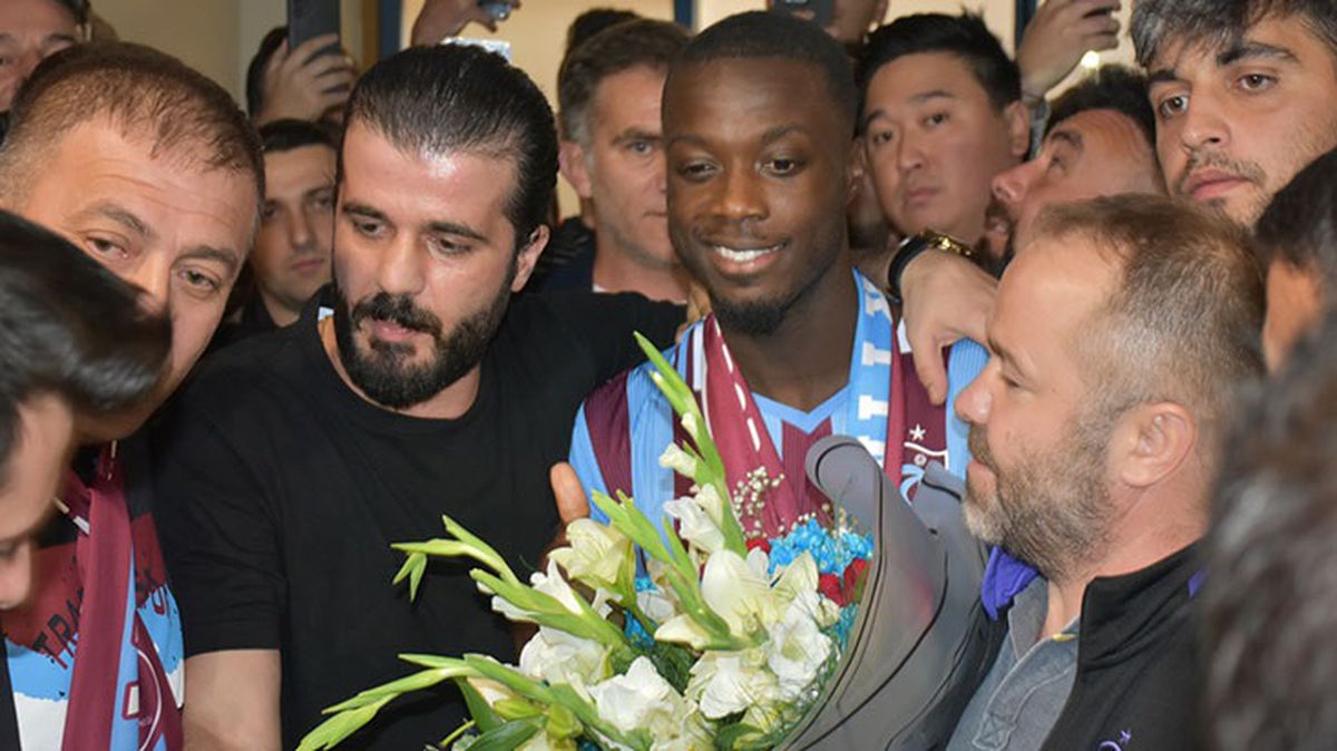 Yeni transfer Nicolas Pepe şehre geldi, Trabzon'da yer yerinden oynadı
