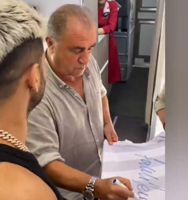 Reynmen'e imzalı forma veren Fatih Terim'den kahkaha attıran tavsiye Reynmen'e imzalı forma veren Fatih Terim'den kahkaha attıran tavsiye