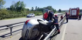 Sakarya'da otomobil refüjde devrildi, 1 kişi yaralandı