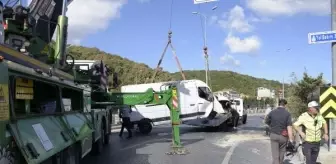 Sarıyer'de Kapalı Kasa Minibüs Devrildi, Trafik 2 Saat Kapandı