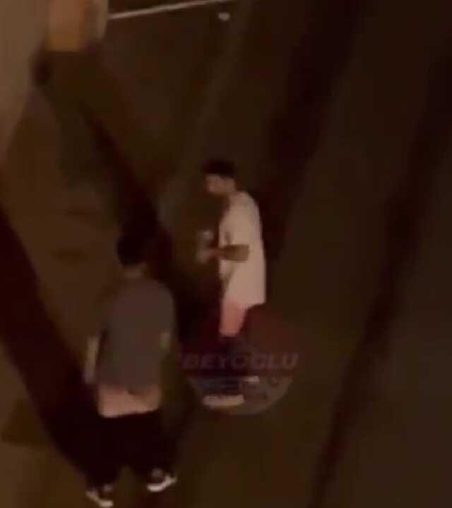 Taksim'de skandal görüntüler! 2 genç şortlarını indirip kendilerini böyle kayda aldı
