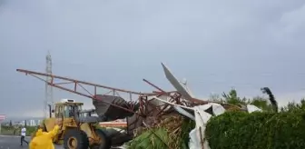 Tarsus'ta Fırtına Etkisi: Okulların Çatısı Uçtu, Ağaçlar Kırıldı