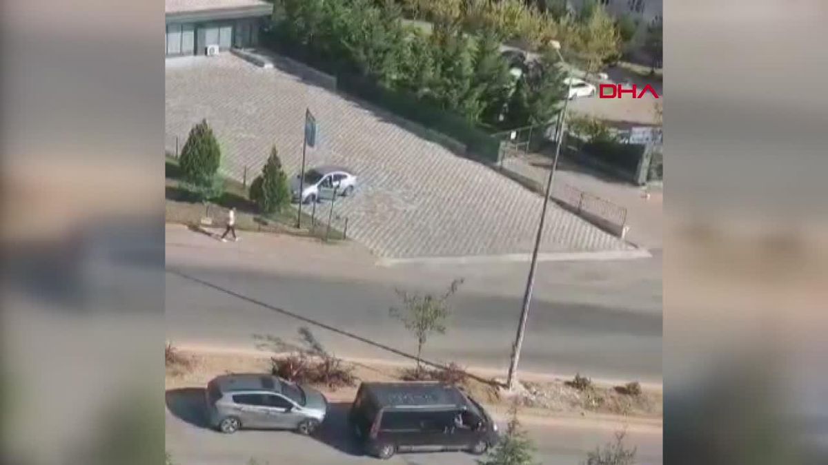 Kadın Sürücü Minibüs Sürücüsünü Sürükledi