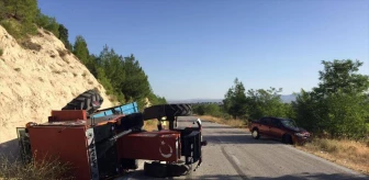 Uşak'ta traktörle otomobilin çarpıştığı kazada 2 kişi yaralandı