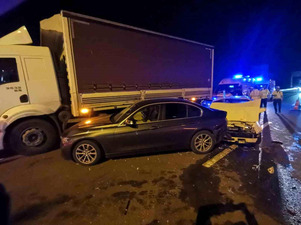 İstanbul-İzmir otobanında zincirleme kaza: 2 yaralı