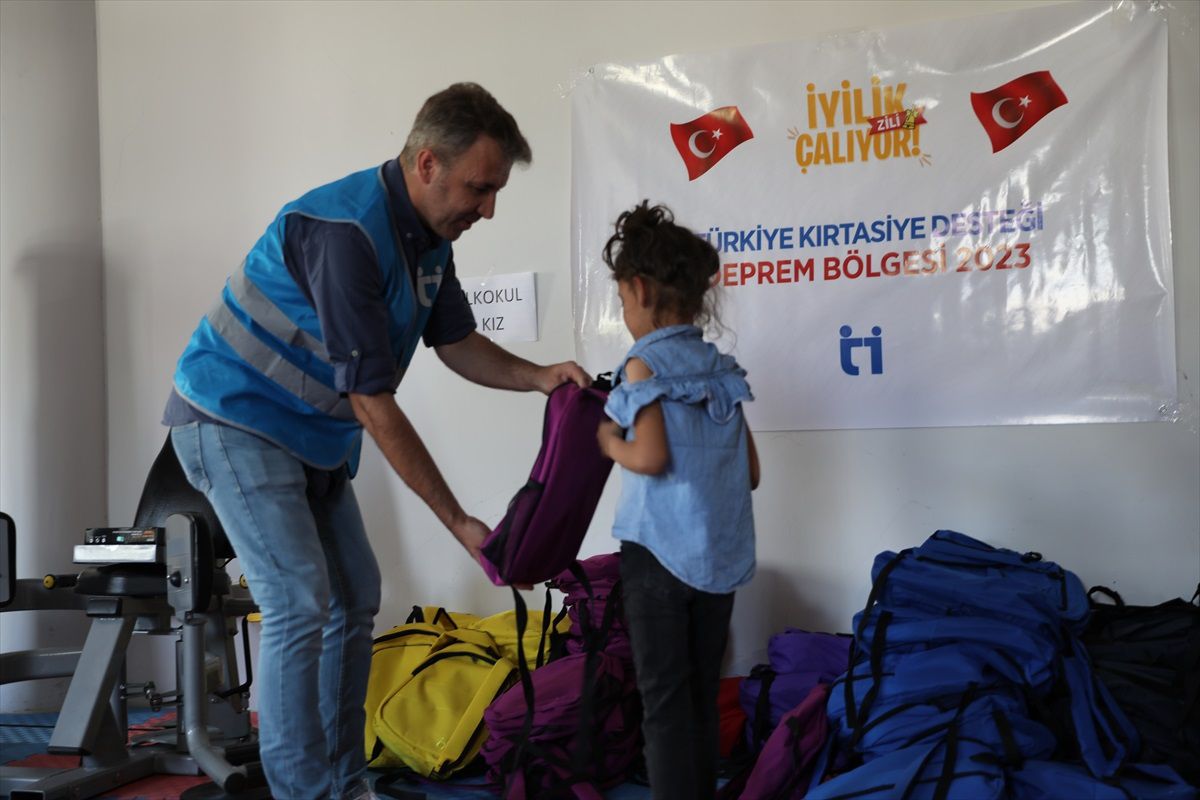 Yetim Vakfı, Türkiye ve 21 ülkede binlerce çocuğa kırtasiye desteği sağladı