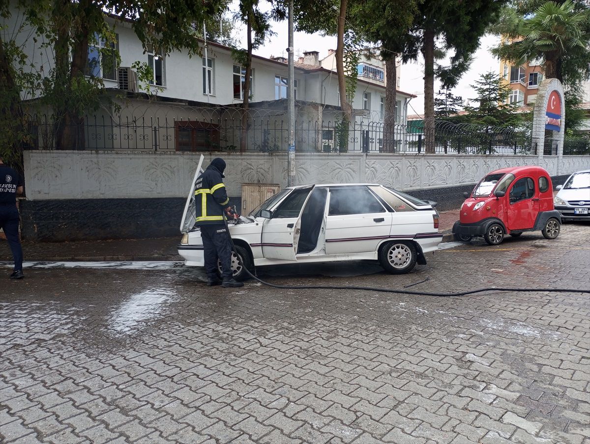 Samsun'da park halindeki otomobilde yangın çıktı
