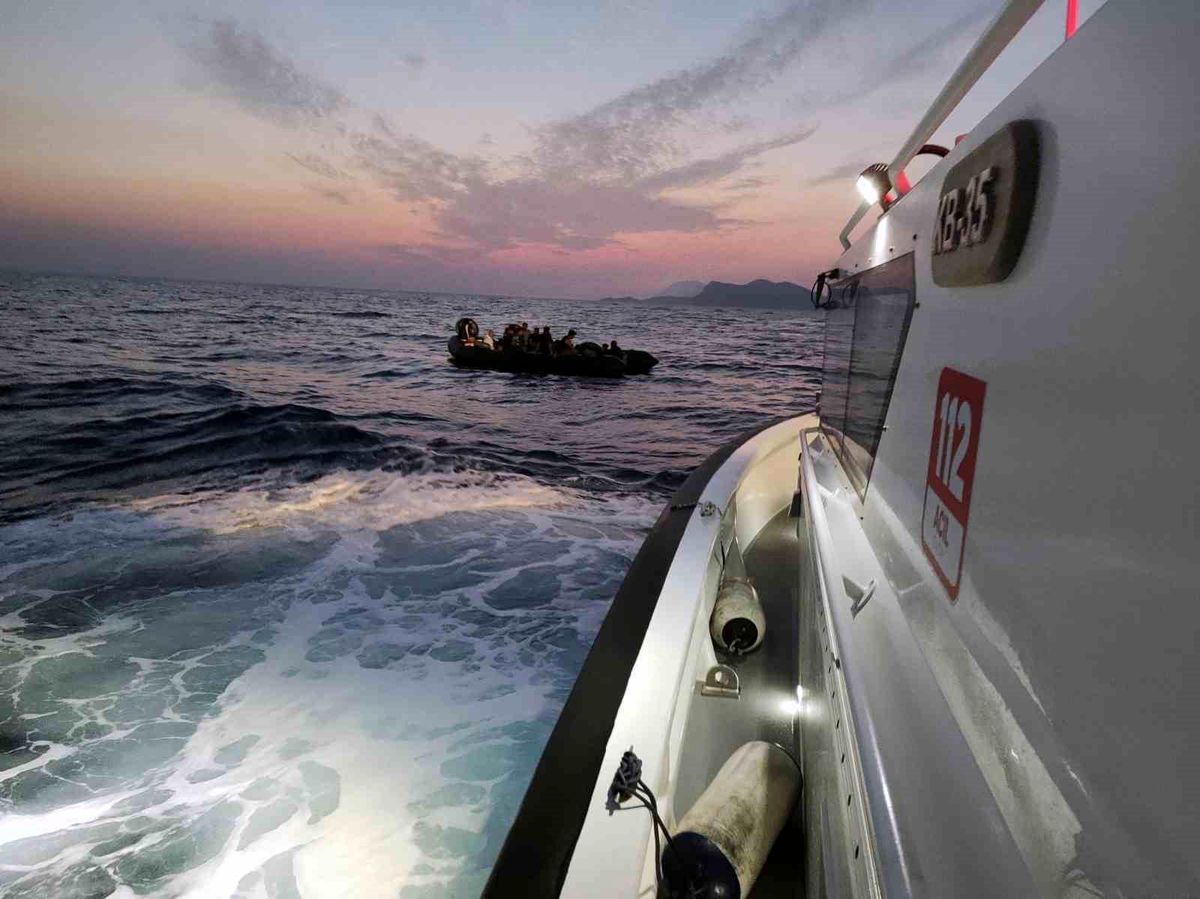 Muğla'da Yunanistan tarafından geri itilen 34 düzensiz göçmen kurtarıldı