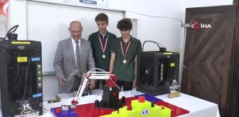 Endüstriyel Robotik Kol Kategorisi'nde dünya birincisi ve ikincisi olan öğrencilere ödül verildi