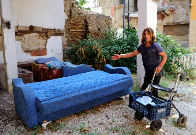 Engelli kiracısını eşyalarıyla sokağa attı Engelli kiracısını eşyalarıyla sokağa attı