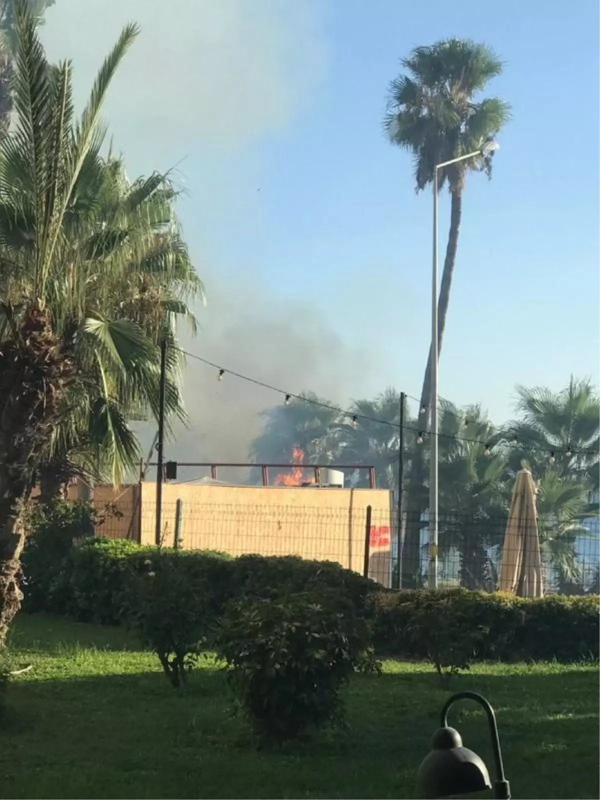 Antalya'da Yalım Park'ta çıkan yangın kontrol altına alındı