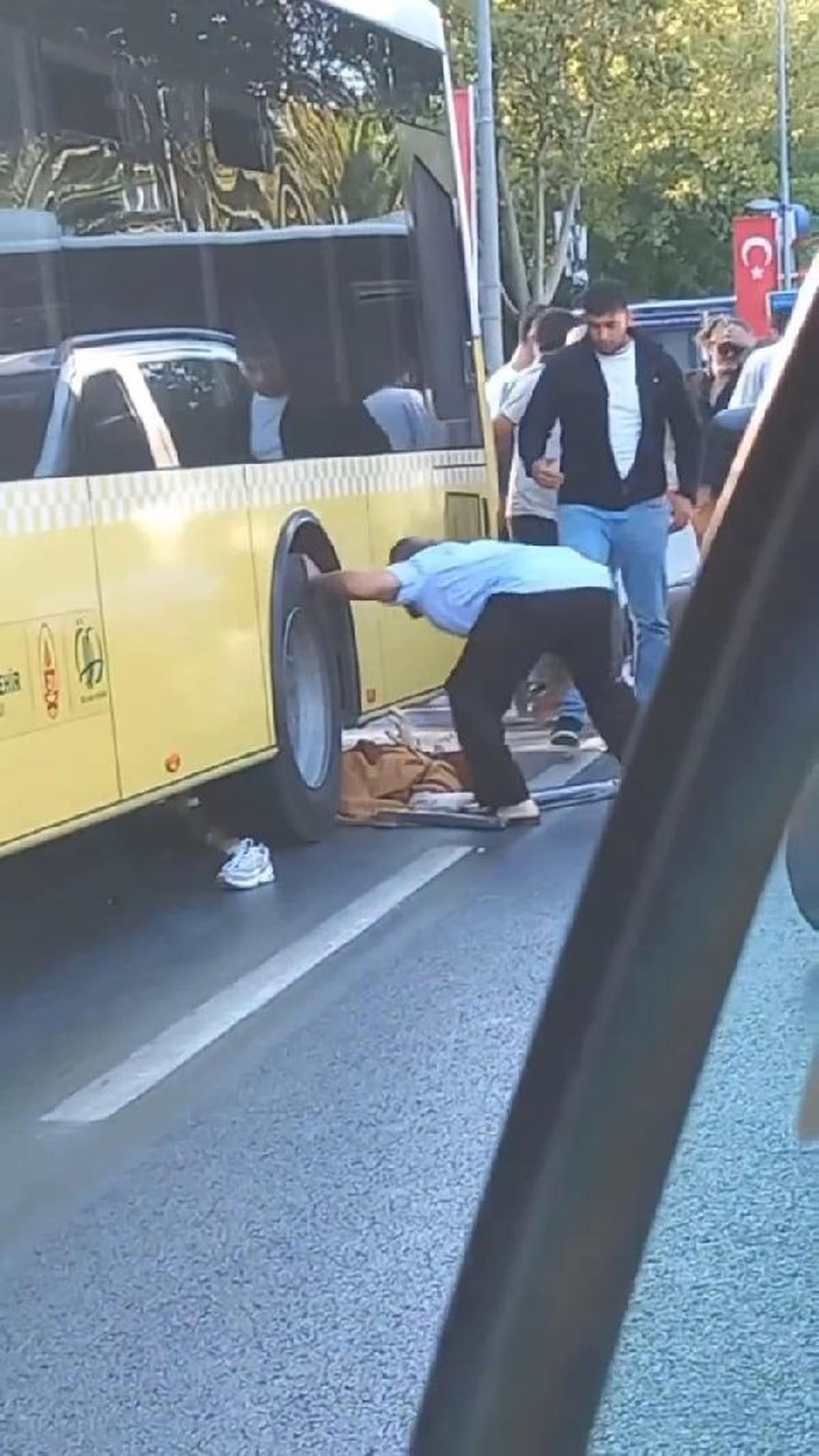 FATİH'te Motosiklet Kazası: Hamile Kadın ve Yasin Levent Yaralandı