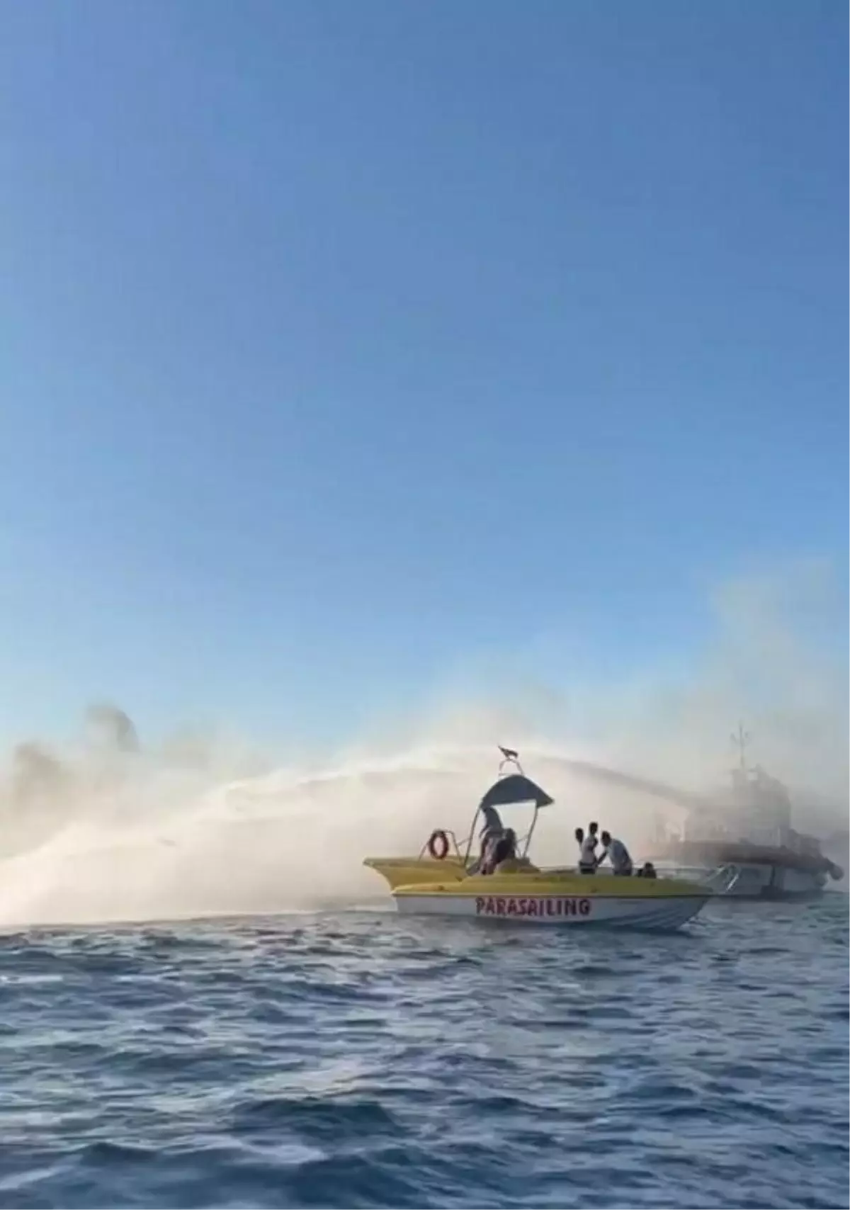 Fethiye'de 6 Metrelik Botta Çıkan Yangın Sahil Güvenlik Helikopteri İle Söndürüldü