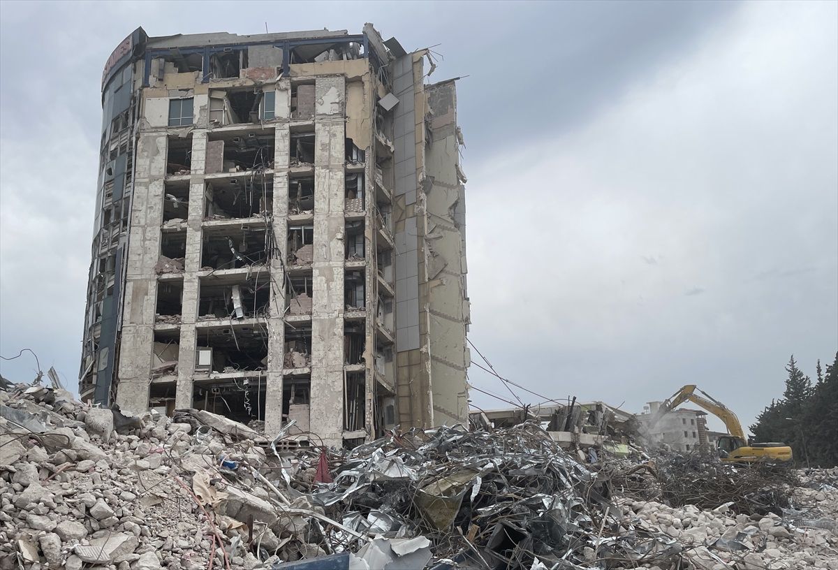 Hatay'da depremden etkilenen binaların kontrollü yıkımı devam ediyor