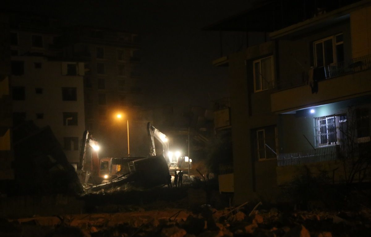 Antakya'da yıkım çalışması sırasında çöken binanın çarptığı iş makinesi operatörü yaralandı
