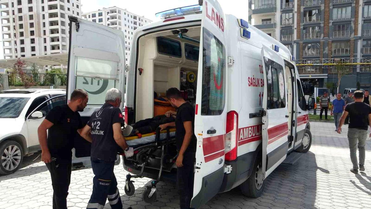 Malatya'da İnşaat İskelesi Çöktü: 2 İşçi Yaralandı