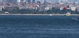 İstanbul Boğazı'nda 30 buçuk kilometreyi yüzerek geçtiler