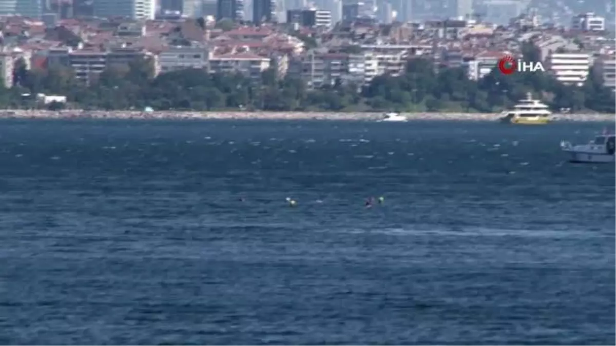 İstanbul Boğazı'nda 30 buçuk kilometreyi yüzerek geçtiler