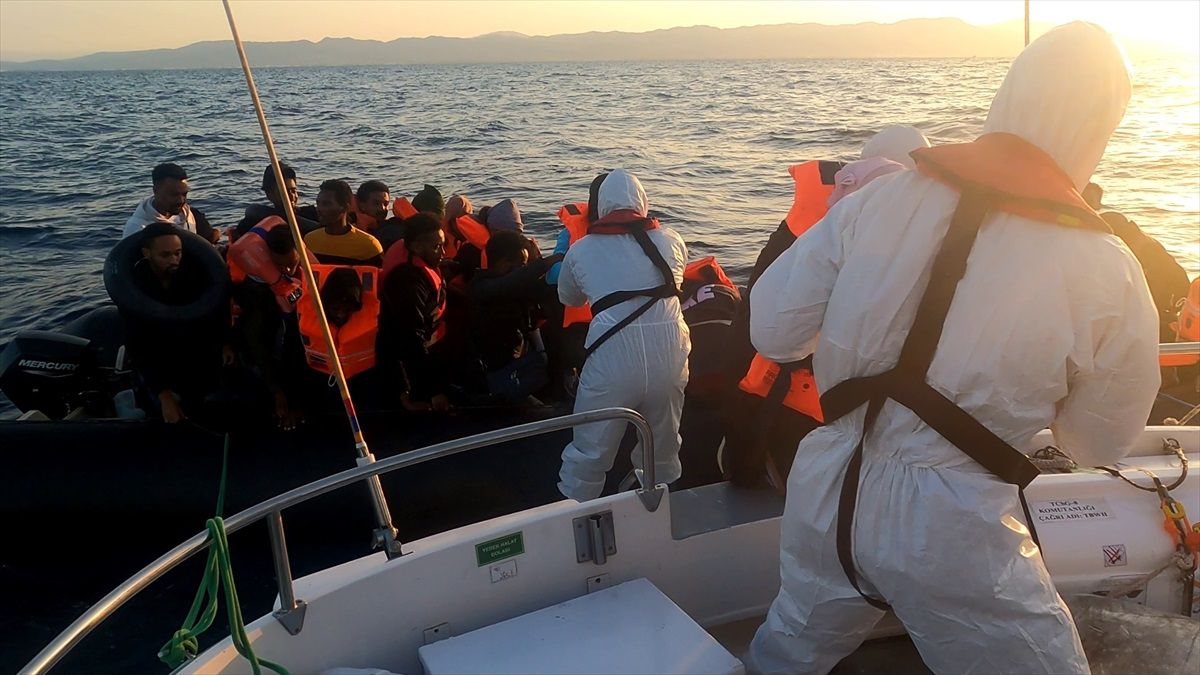 İzmir'de 166 düzensiz göçmen yakalandı, 25 göçmen kurtarıldı