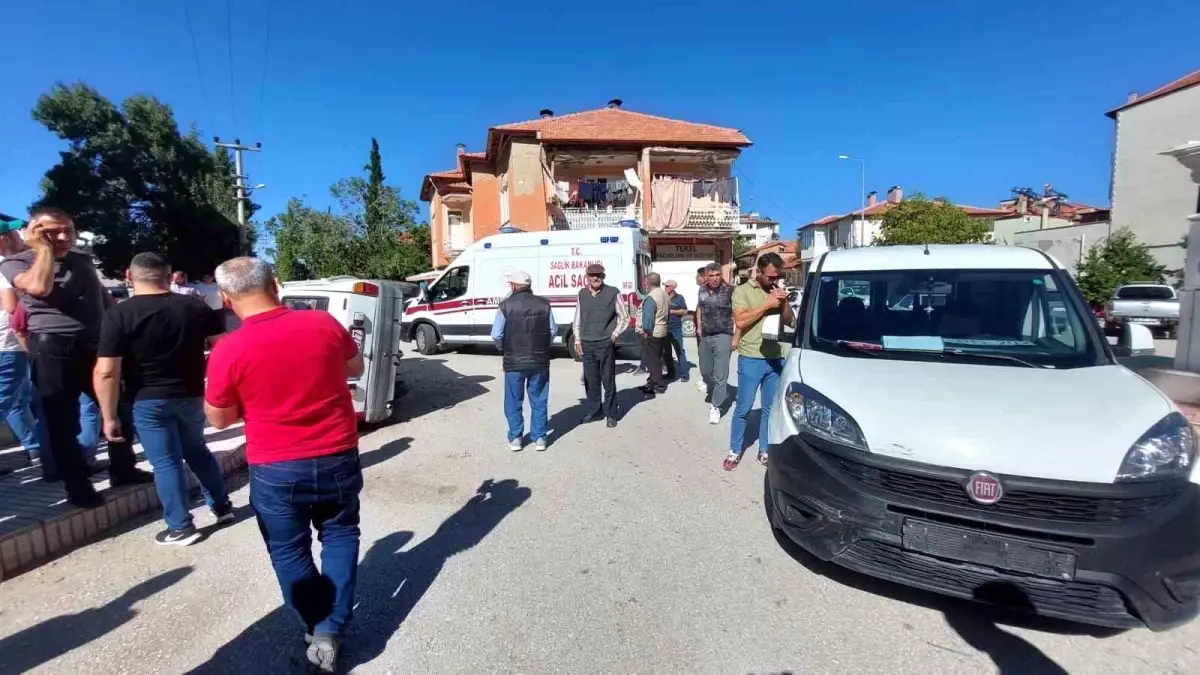 Tefenni'de döner kavşakta kaza: 1 yaralı