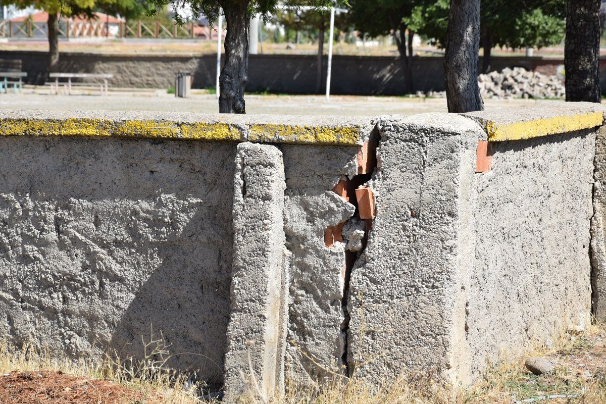 Konya'da deprem sonrası zarar gören okul kapatıldı