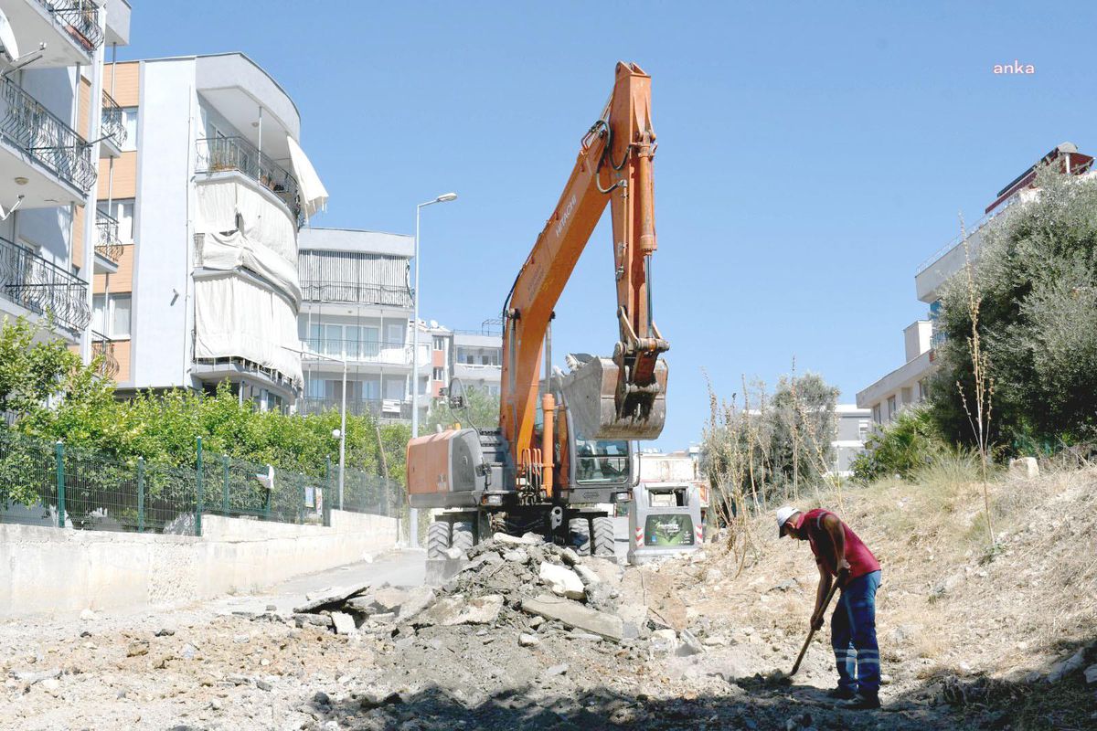 Kuşadası'nda yol yapım çalışmaları devam ediyor