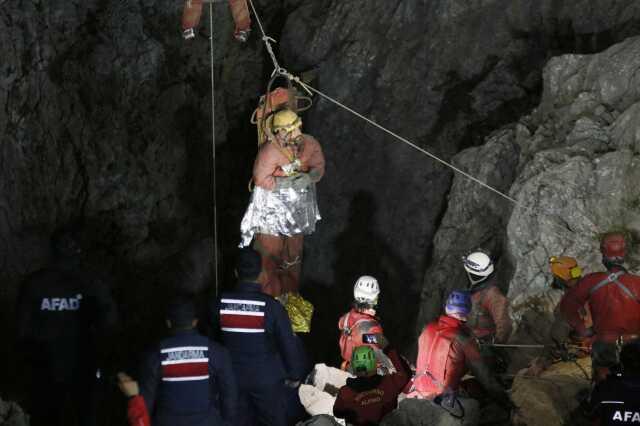 Mide kanaması geçiren ABD'li bilim adamı 9 gün sonra mağaradan çıkartıldı Mide kanaması geçiren ABD'li bilim adamı 9 gün sonra mağaradan çıkartıldı