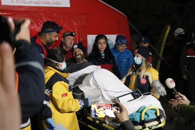 Mide kanaması geçiren ABD'li bilim adamı 9 gün sonra mağaradan çıkartıldı Mide kanaması geçiren ABD'li bilim adamı 9 gün sonra mağaradan çıkartıldı