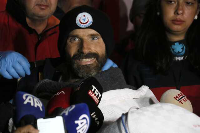 Mide kanaması geçiren ABD'li bilim adamı 9 gün sonra mağaradan çıkartıldı Mide kanaması geçiren ABD'li bilim adamı 9 gün sonra mağaradan çıkartıldı