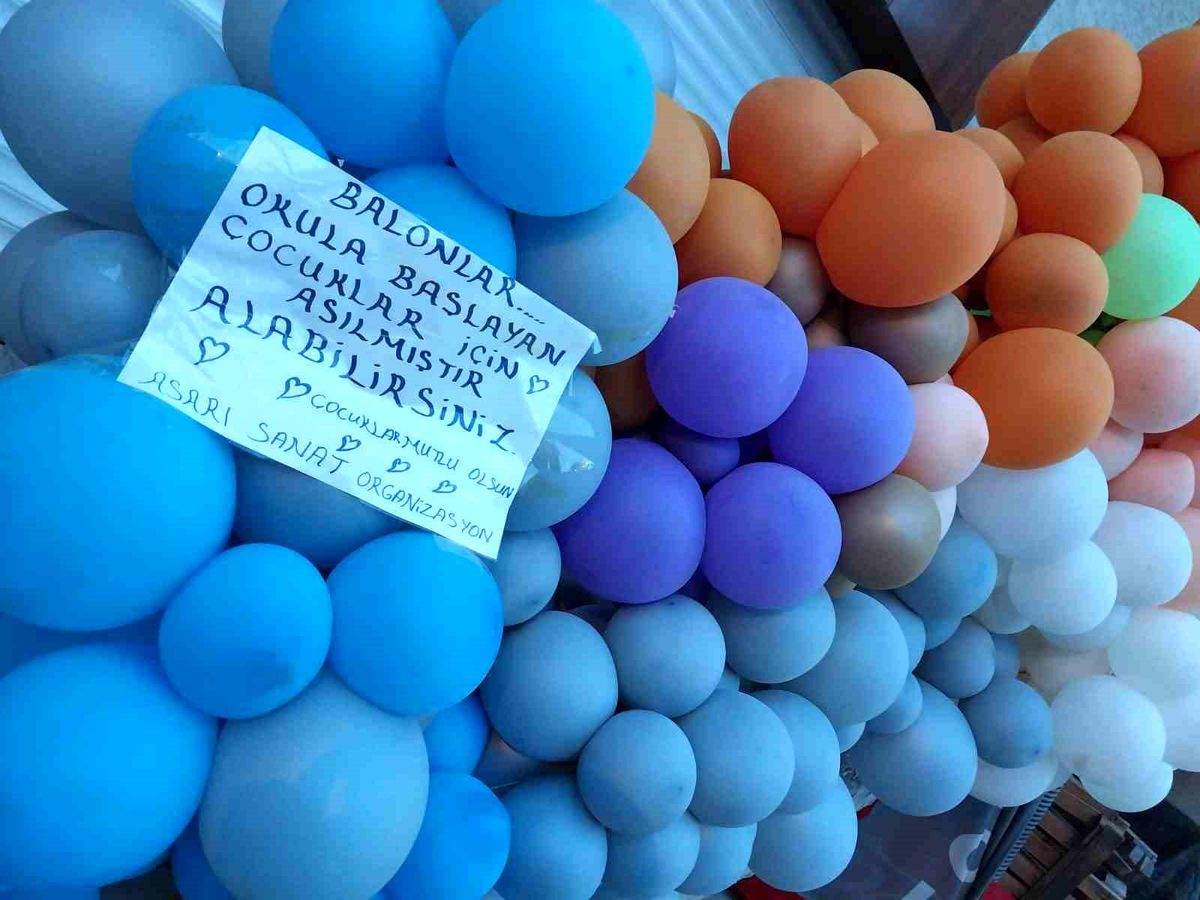 İşletme Sahibi Okula Başlayan Öğrencilere Balon Hediye Etti