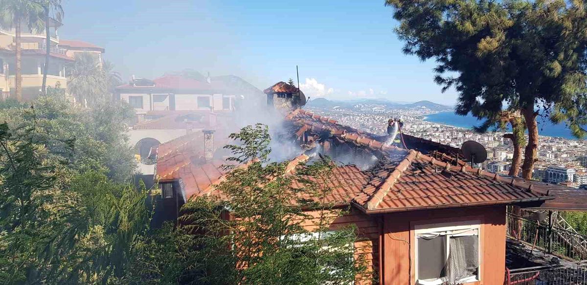 Alanya'da çıkan yangın villalara sıçradı