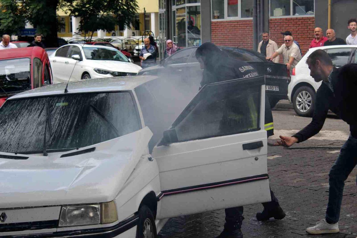 Samsun'da park halindeki otomobilde yangın çıktı