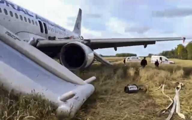 Rusya'da yolcu uçağı tarlaya acil iniş yaptı