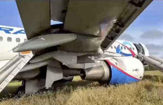 Rusya'da yolcu uçağı tarlaya acil iniş yaptı