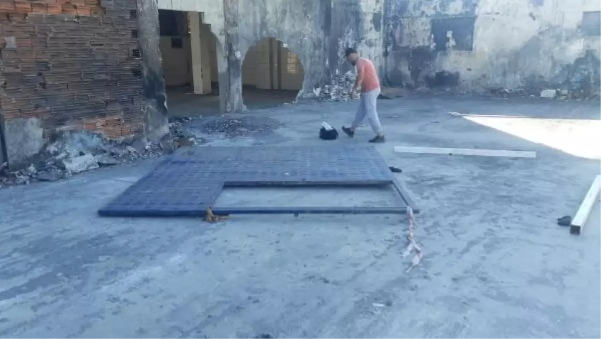 Körfez'de rüzgarın etkisiyle demir kapı 2 işçinin üzerine devrildi